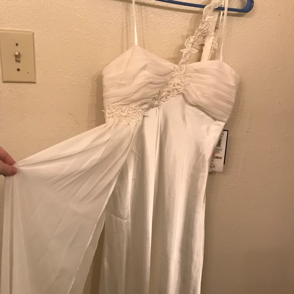 Formal gown - Picture 2 of 4